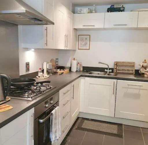 3 Bedroom Home Near Windsor Castle, Legoland, & Heathrow