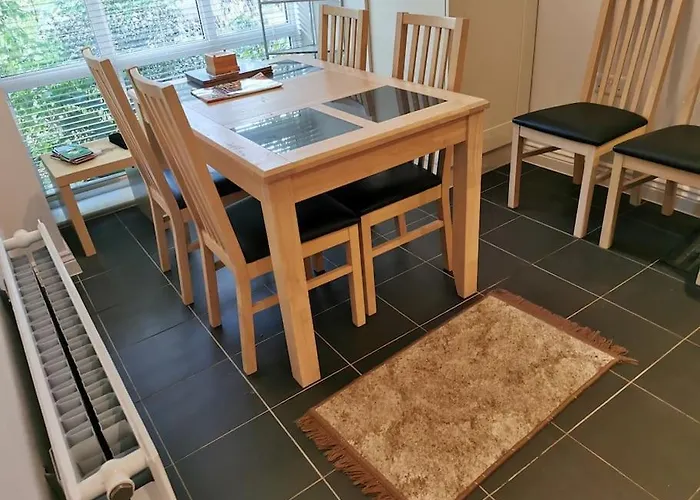 3 Bedroom Home Near Windsor Castle, Legoland, & Heathrow