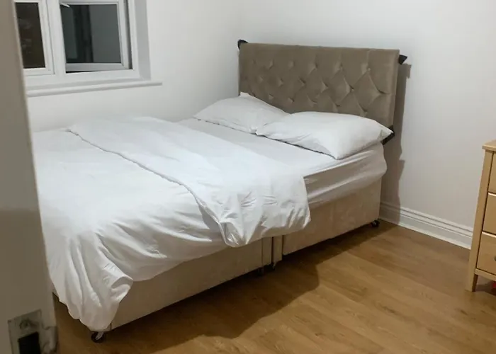 3 Bedroom Home Near Windsor Castle, Legoland, & Heathrow