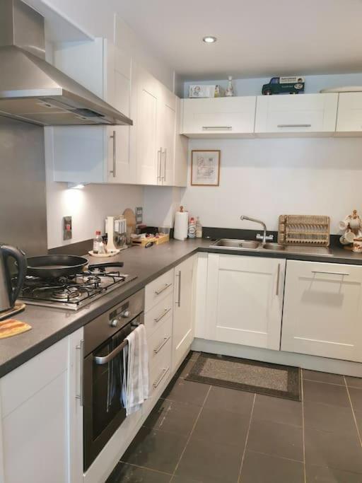 3 Bedroom Near Windsor Castle, Legoland, & Heathrow Holiday home